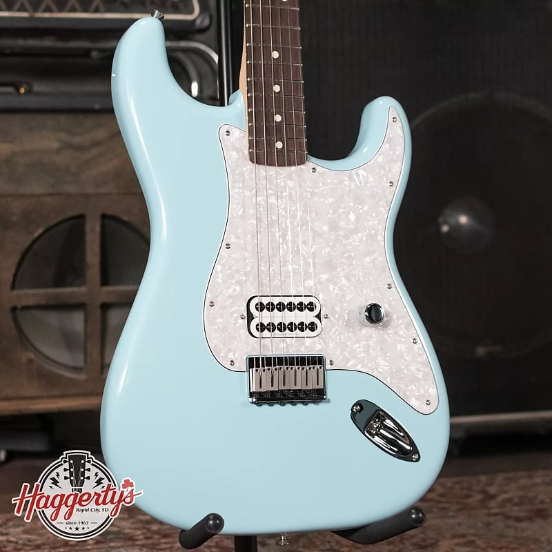 Электрогитара Fender Limited Edition Tom DeLonge Stratocaster Electric Guitar - Daphne Blue with Deluxe Gig Bag