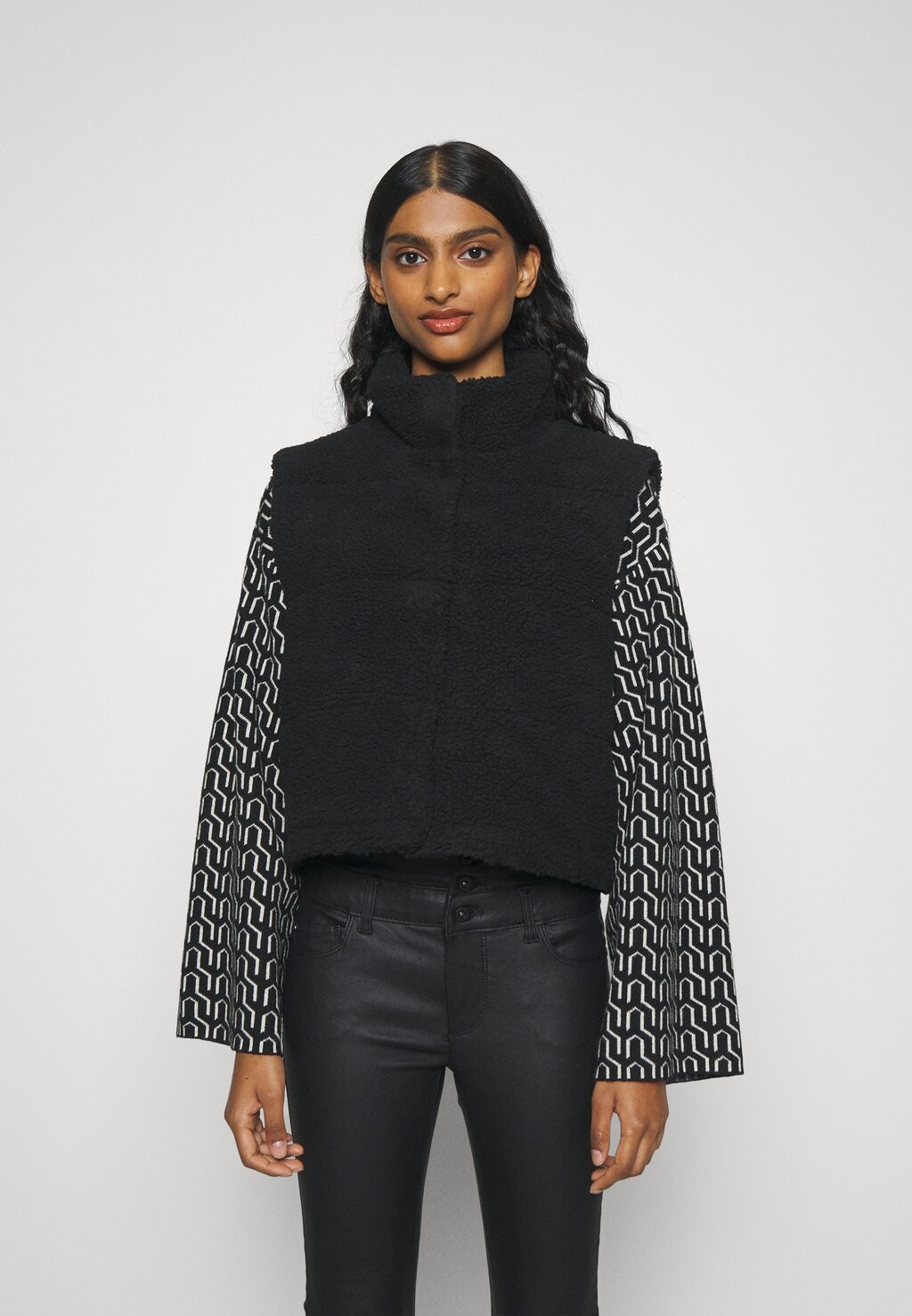 

Жилет ONLSANDRA WAISTCOAT ONLY Petite, цвет black