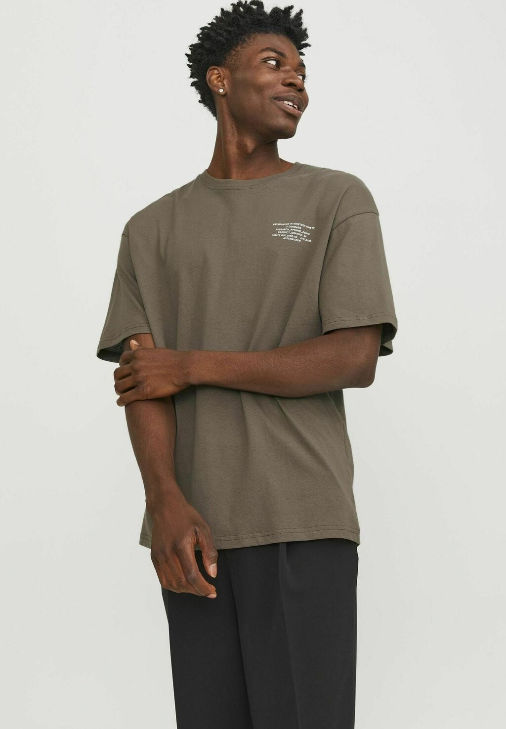 

Футболка с принтом RUNDHALS Jack & Jones, цвет bungee cord