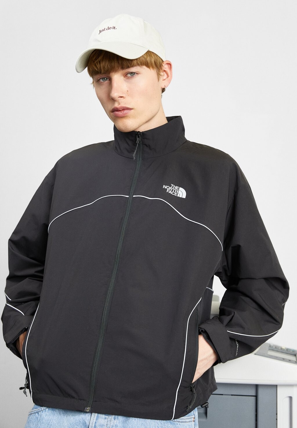 

Ветровка The North Face