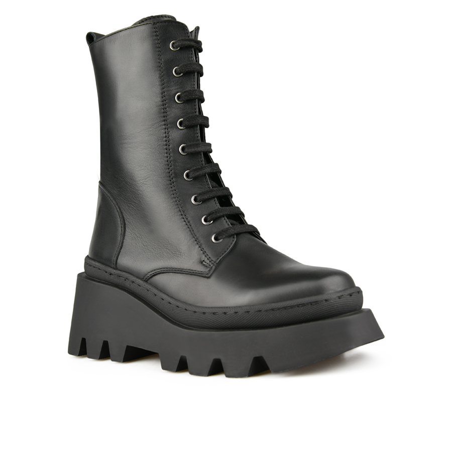 цена Женские черные повседневные ботинки на платформе Tendenz