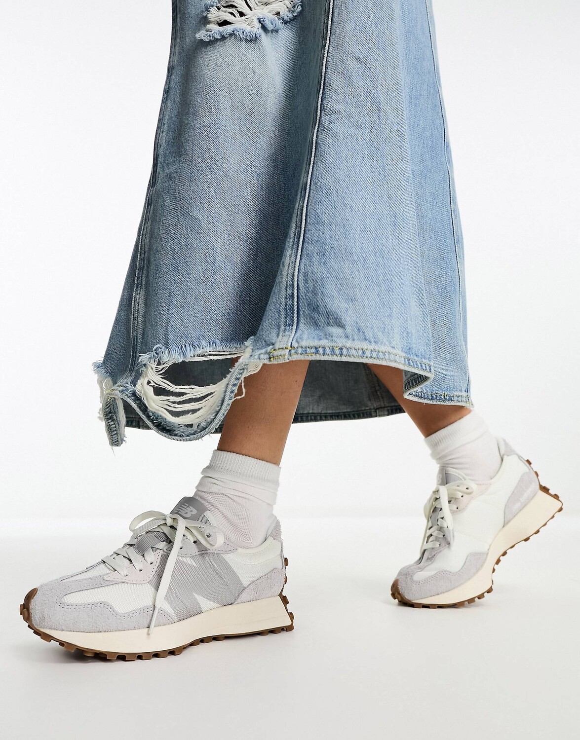 

Бело-серые кроссовки New Balance 327 — эксклюзивно для ASOS