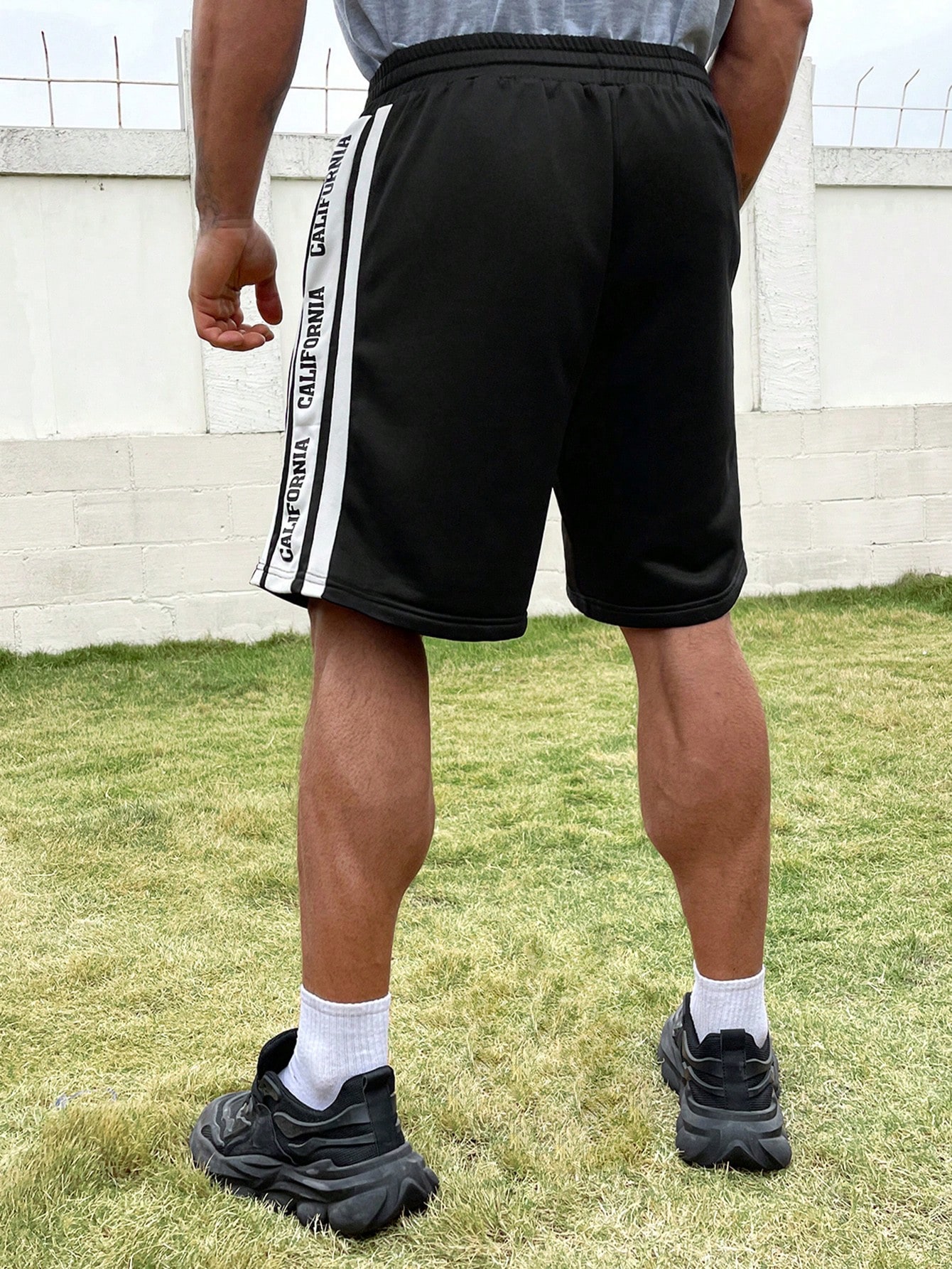 Мужские шорты Manfinity Sporsity больших размеров с цветными блоками и косыми карманами, черное и белое