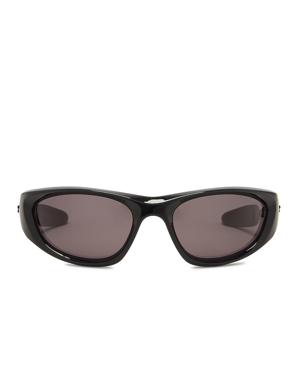 Солнцезащитные очки Bottega Veneta Wrap Sporty, цвет Shiny Black солнцезащитные очки bottega veneta triangle stud round цвет shiny solid black