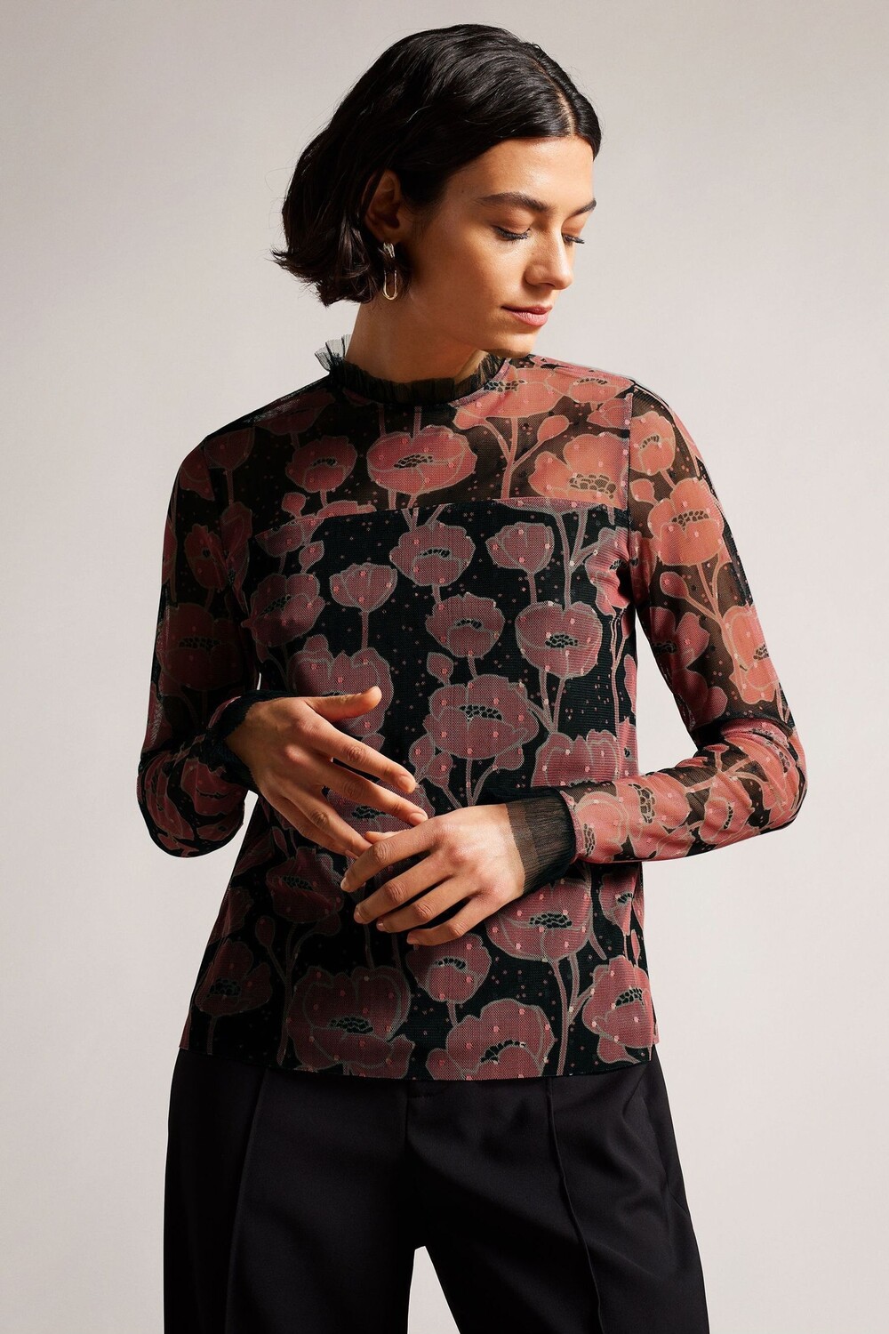 

Черная блузка Maggann с длинными рукавами и рюшами на шее Ted Baker, черный