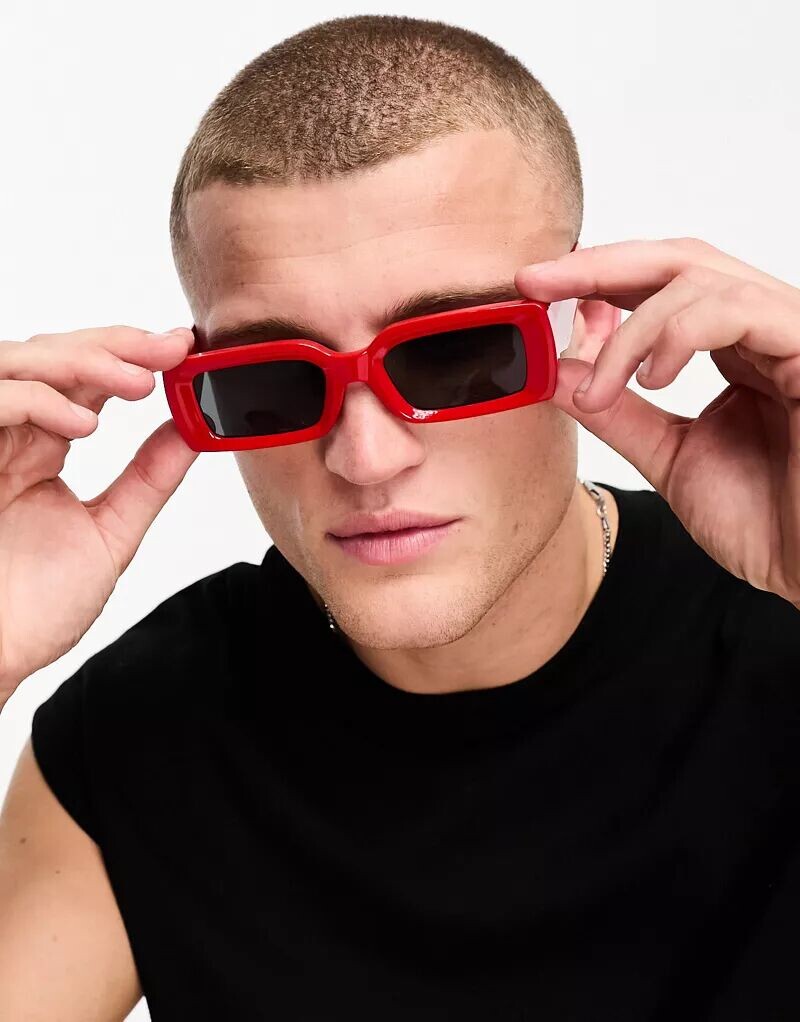 

Большие прямоугольные солнцезащитные очки ASOS со скошенной оправой и дымчатыми линзами красного цвета