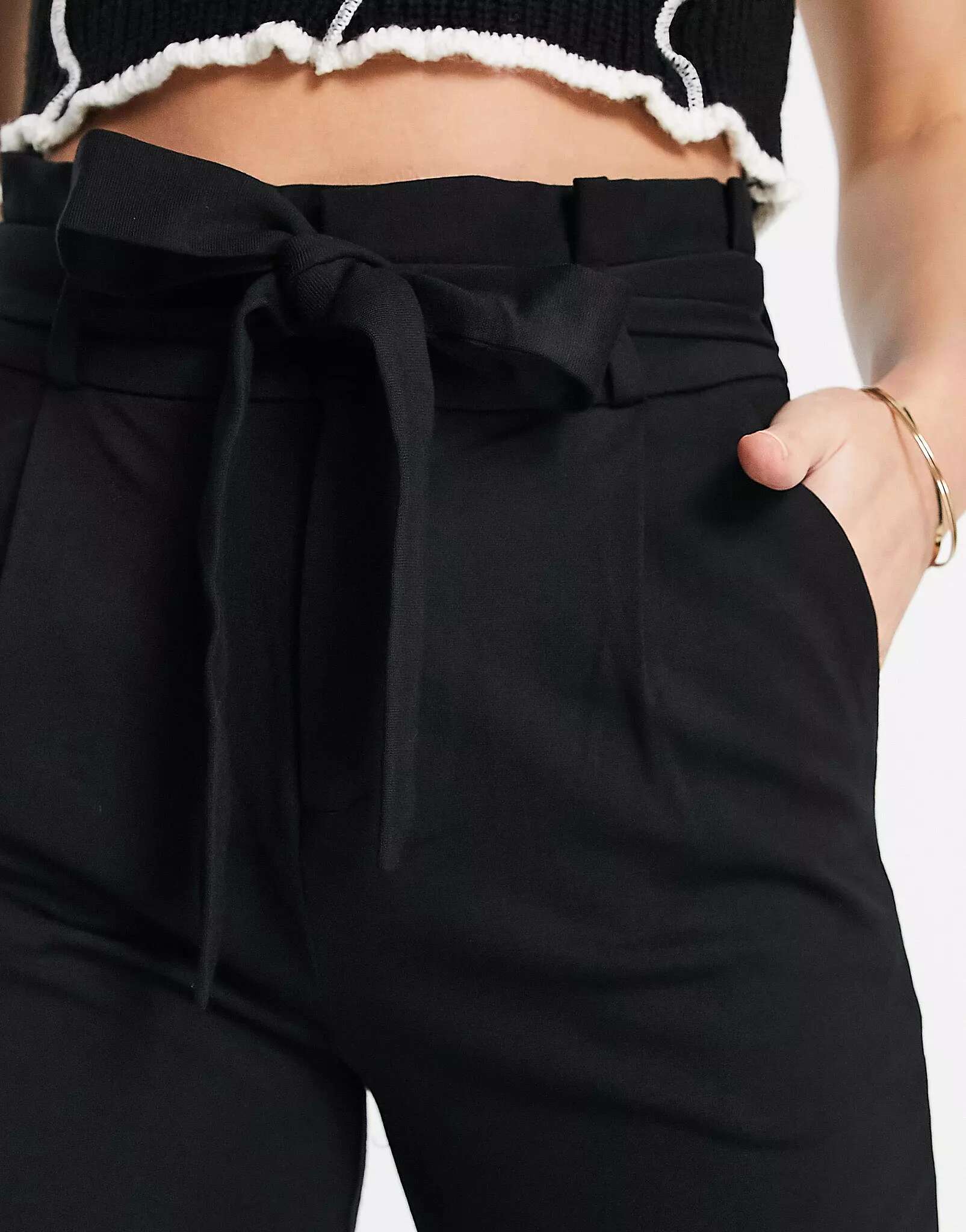Черные зауженные брюки с завязками на талии Vero Moda комбинезон с завязками на талии vero moda темно синего цвета