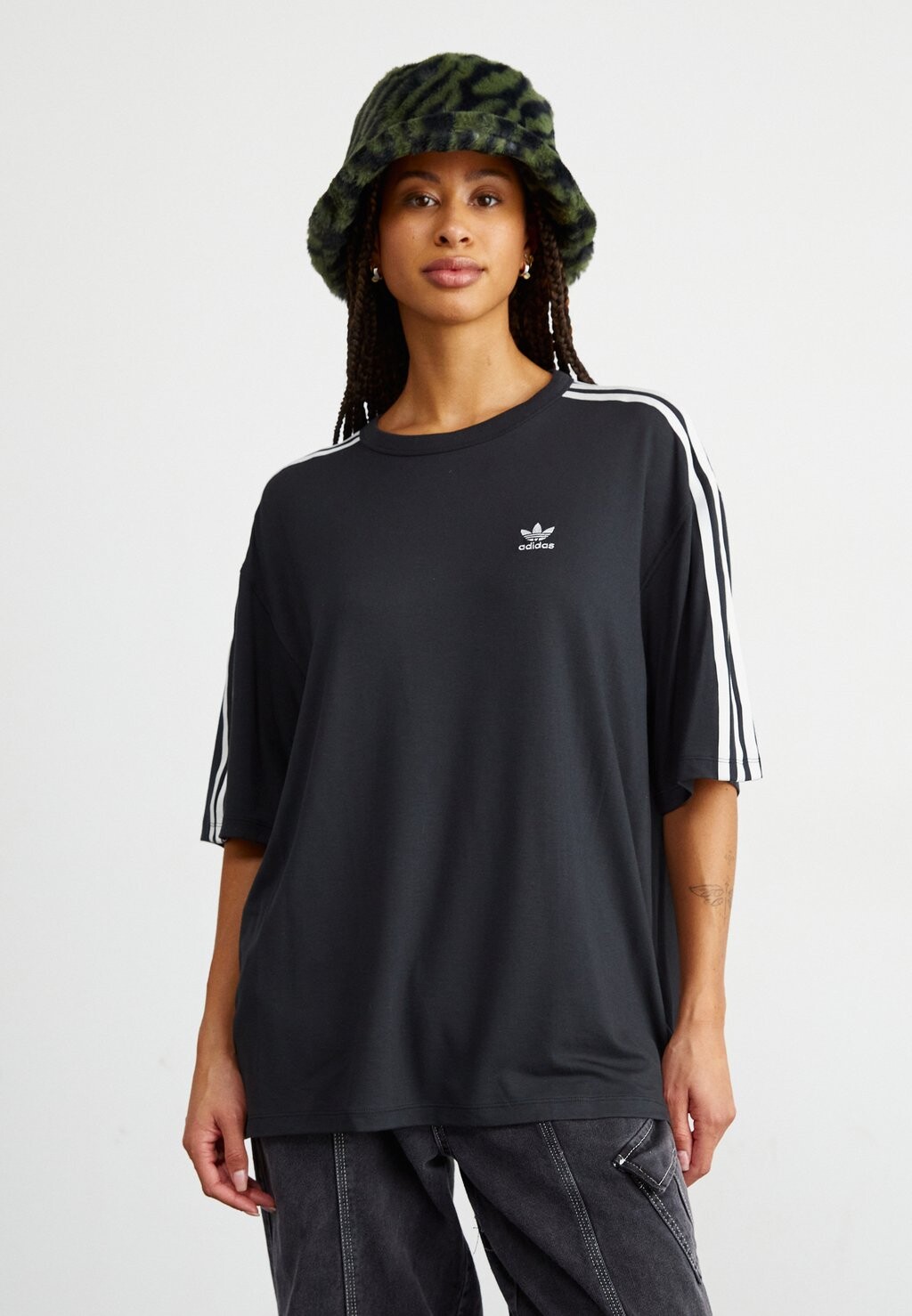 

Футболка с принтом adidas Originals STRIPE TEE OVERSIZED, черный