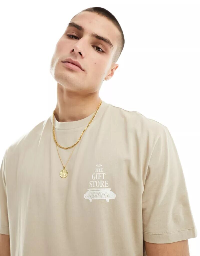 

Свободная бежевая футболка с принтом на груди ASOS