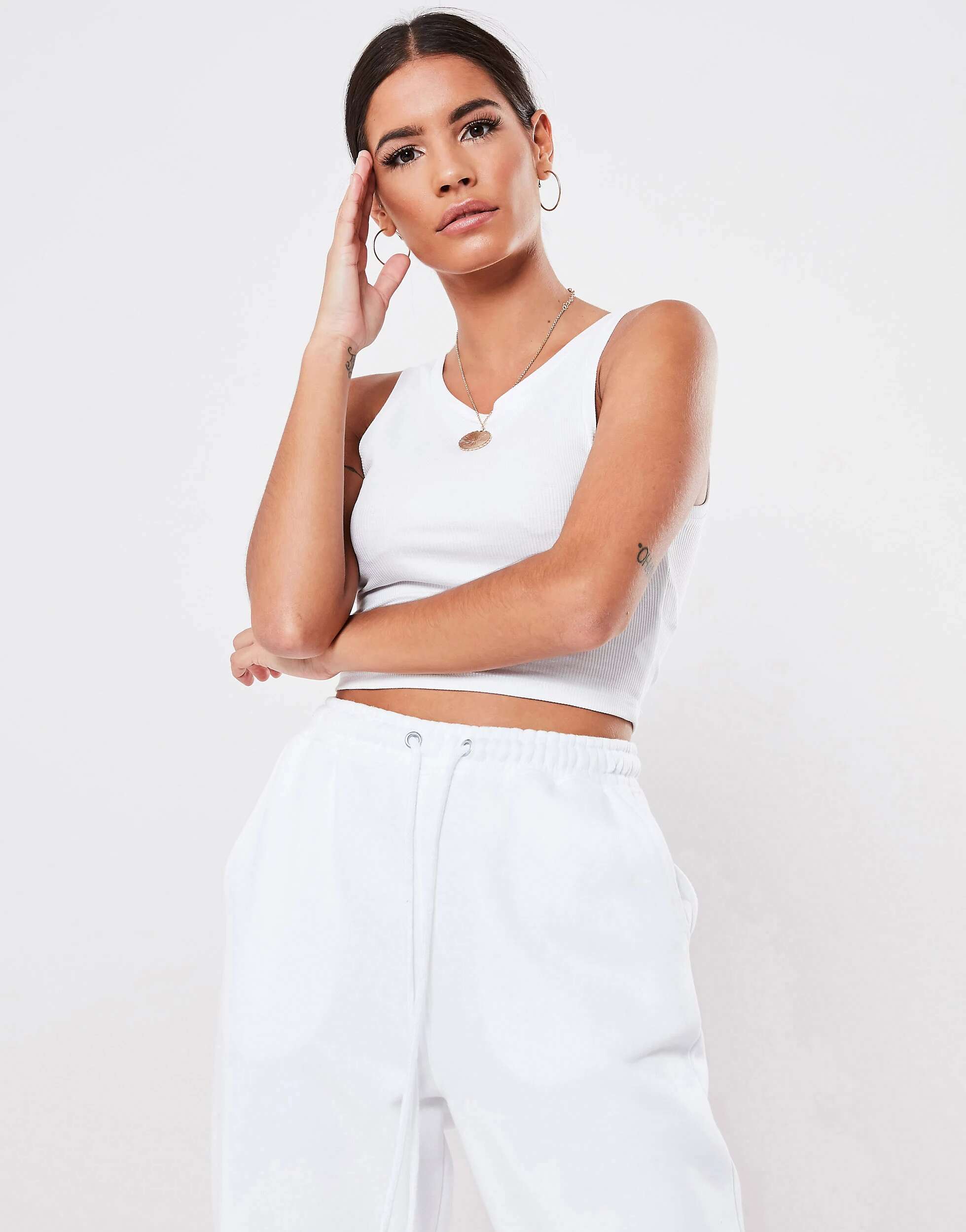 Белый укороченный топ без рукавов в рубчик Missguided Basics