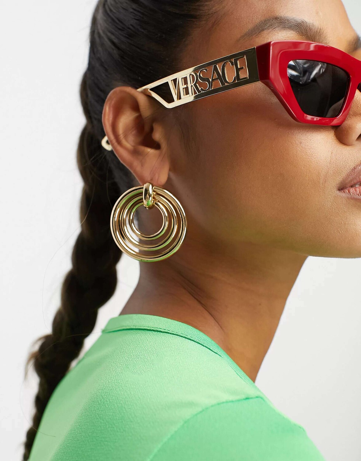 

Красные прямоугольные солнцезащитные очки Versace с золотой отделкой