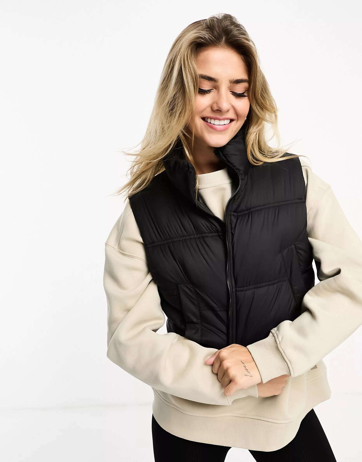 

Черный укороченный нейлоновый жилет с набивкой и молнией Pull&Bear
