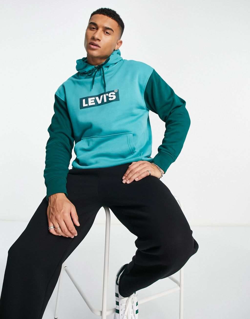 

Зеленая худи Levi's с логотипом в центре и контрастными рукавами.