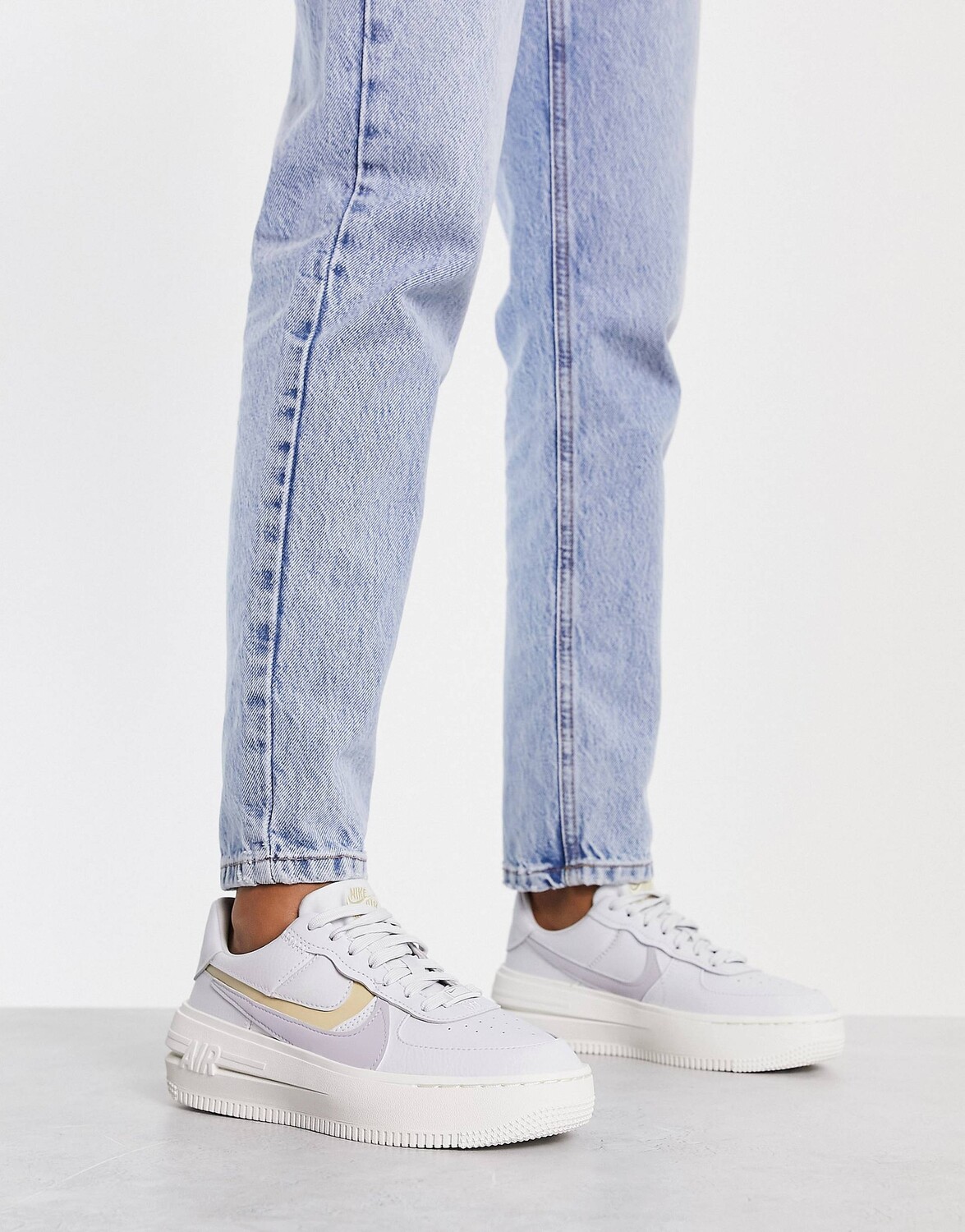 

Кроссовки Nike AF1 PLT.AF.ORM серого и золотого цветов