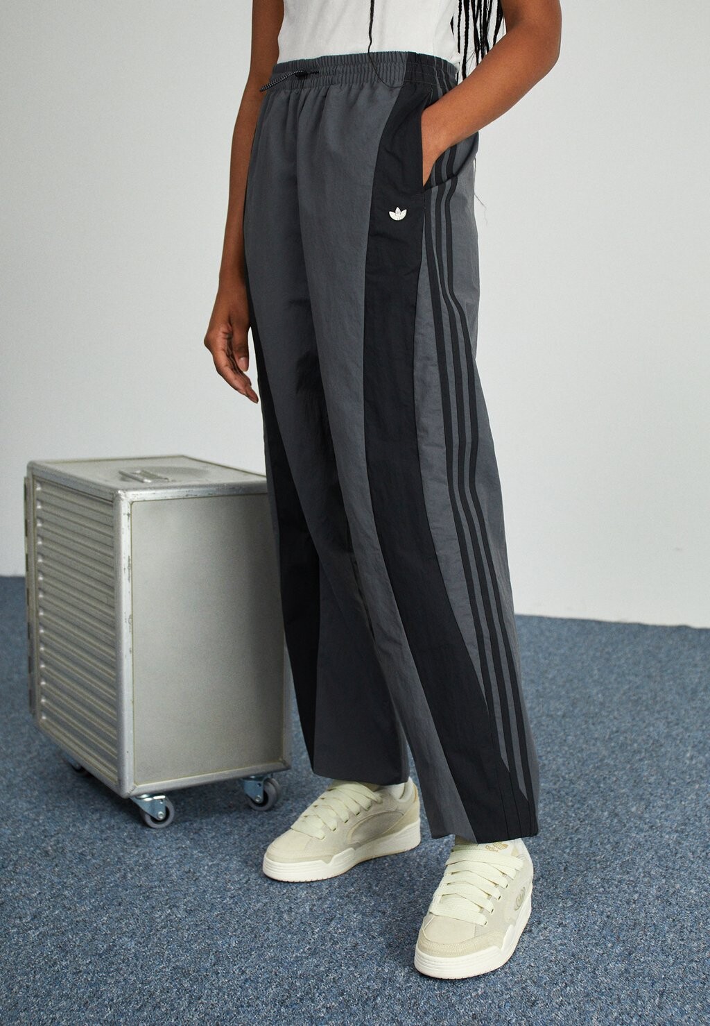 

Тренировочные брюки adidas Originals, серый
