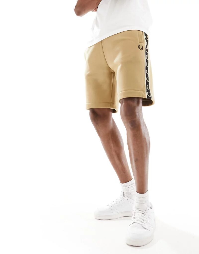 

Бежевые спортивные шорты Fred Perry с декоративными полосками
