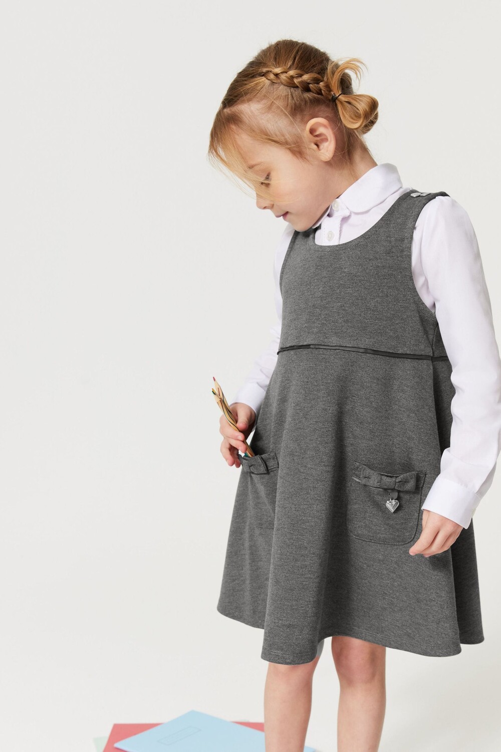 

Школьное платье с подтяжками и бантиками Clarks, серый