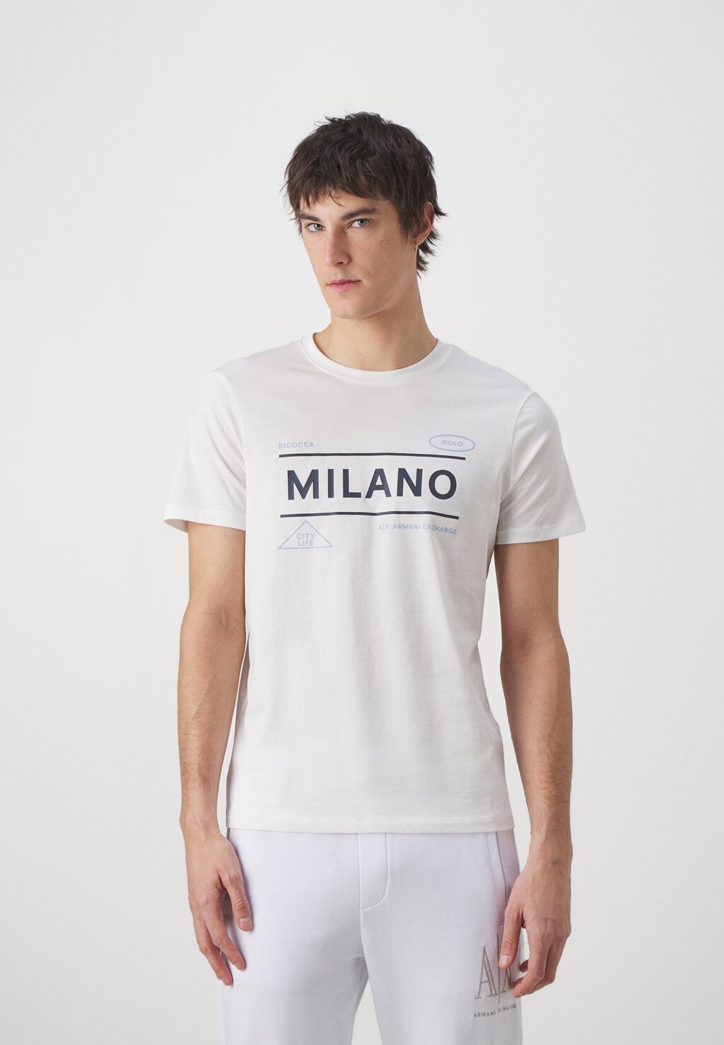 

Футболка с принтом Armani Exchange, молочный