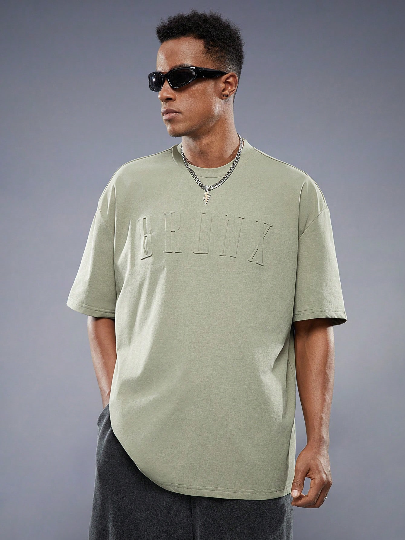 Мужская повседневная футболка с коротким рукавом Manfinity StreetEZ с буквенным принтом и тисненой текстурой, зеленый