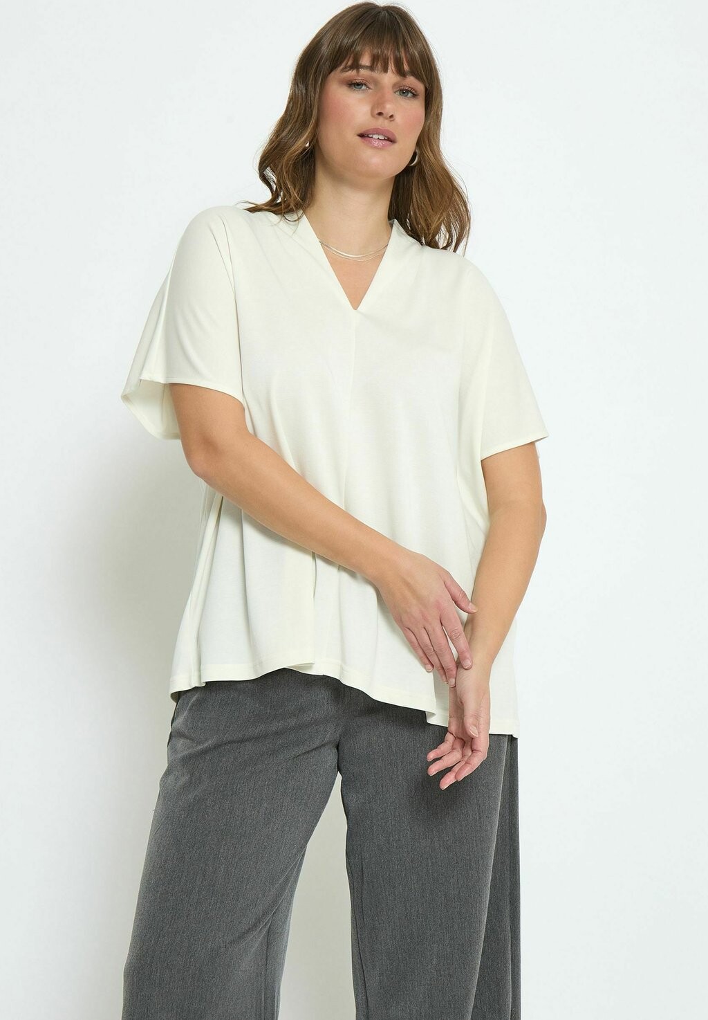 

Блуза OCTANA V-NECK CAP SLEEVE PEPPERCORN, кремовый