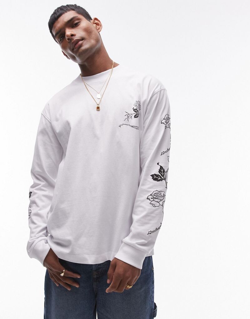 

Topman – белая футболка оверсайз с длинными рукавами и принтом розы на груди и рукавах