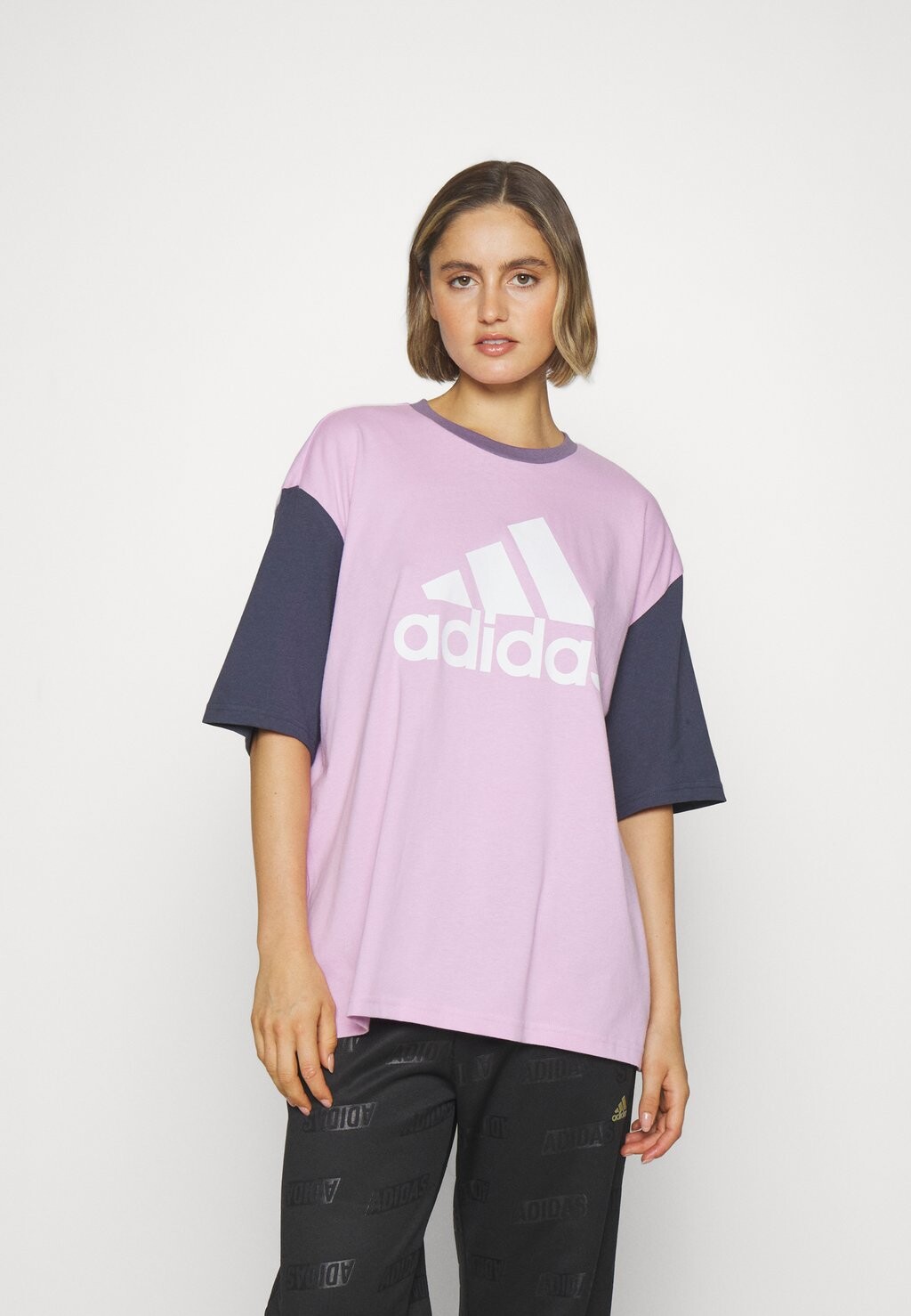 

Футболка с принтом ФУТБОЛКА adidas Sportswear, сиреневый/тени темно-синие/фиолетовые тени/белый