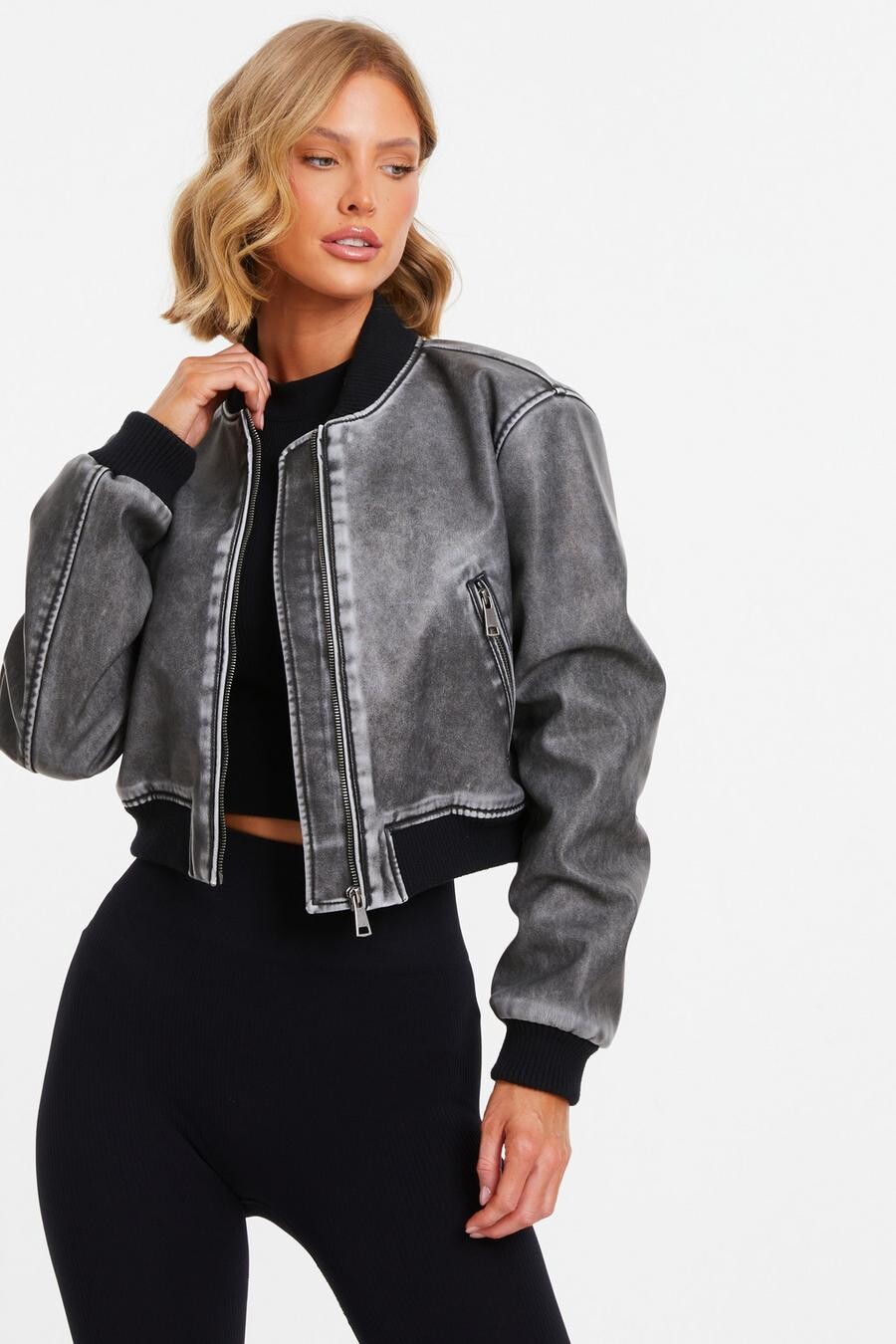 

Куртка-бомбер из серой искусственной кожи QUIZ Clothing