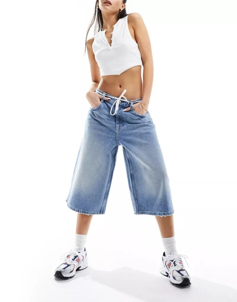 

Голубые джинсовые шорты-капри Bershka