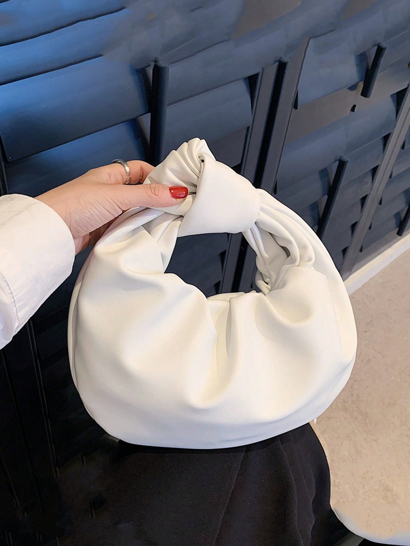 Модная простая плиссированная сумка в форме облака, белый