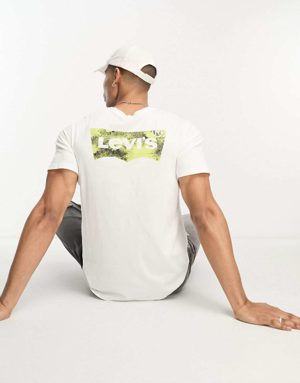 

Эксклюзивная белая футболка Levi's для ASOS с логотипом в центре и зеленым логотипом в виде крыла летучей мыши на спине., Зеленый