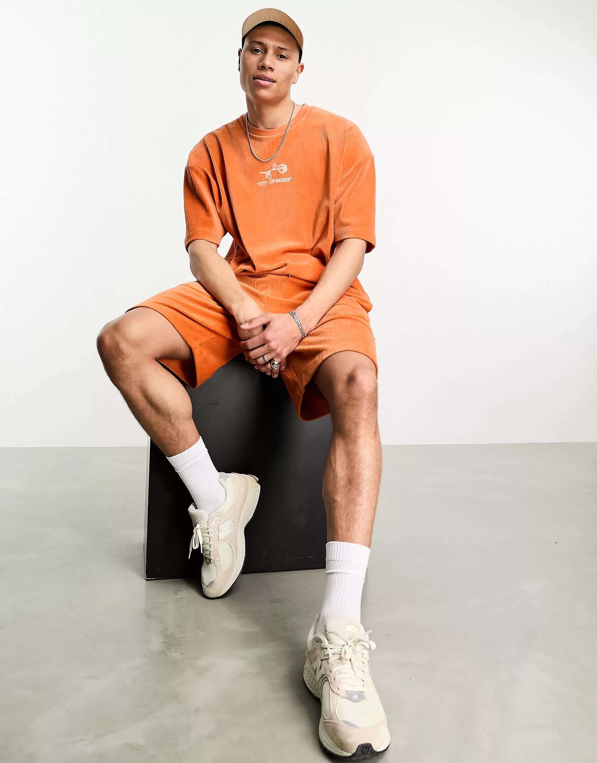 

Оверсайз-футболка ASOS из оранжевого велюра в рубчик с вышивкой