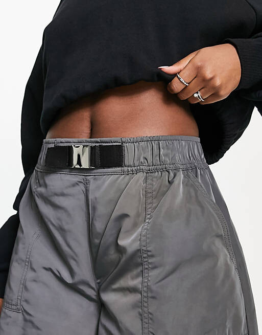 

Брюки карго с поясом из технологичной серой ткани ASOS DESIGN