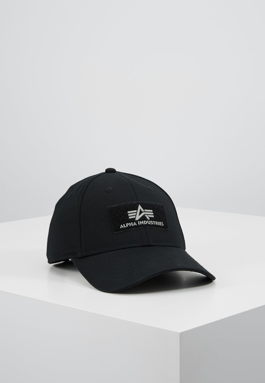

Бейсболка Alpha Industries, черный