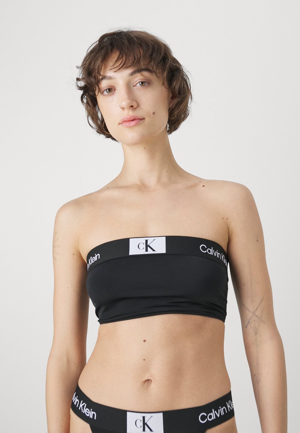 

Верх бикини LONGLINE BANDEAU Calvin Klein Swimwear, черный