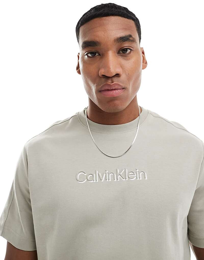 

Бежевая футболка Calvin Klein с тисненым логотипом