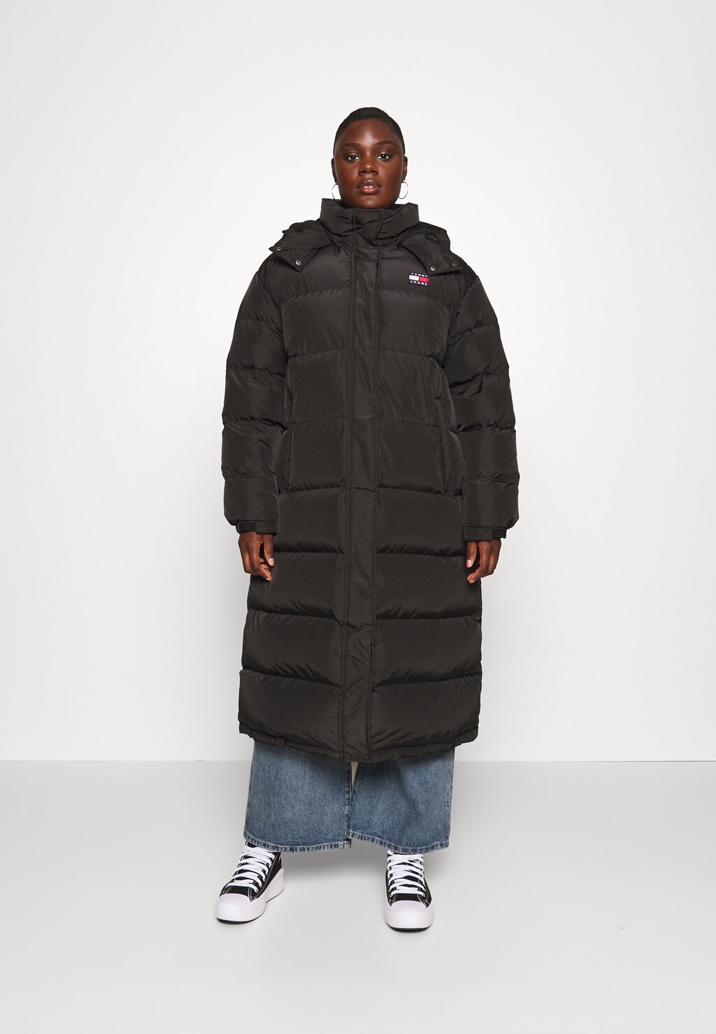 

Пальто Tommy Jeans Curve ALASKA LONG PUFFER, черный