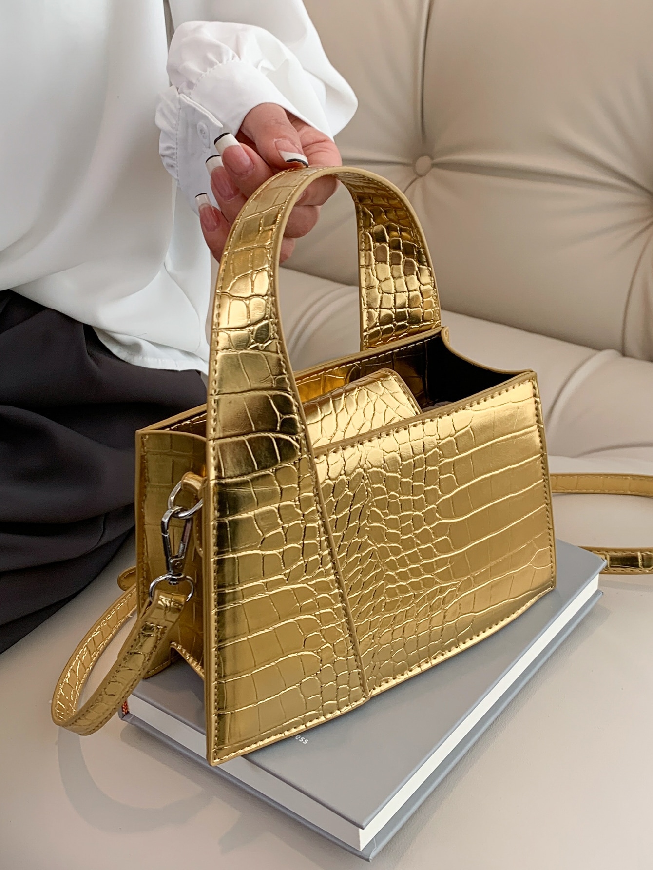 цена Миниатюрная квадратная сумка с металлическим тиснением под крокодила, золото