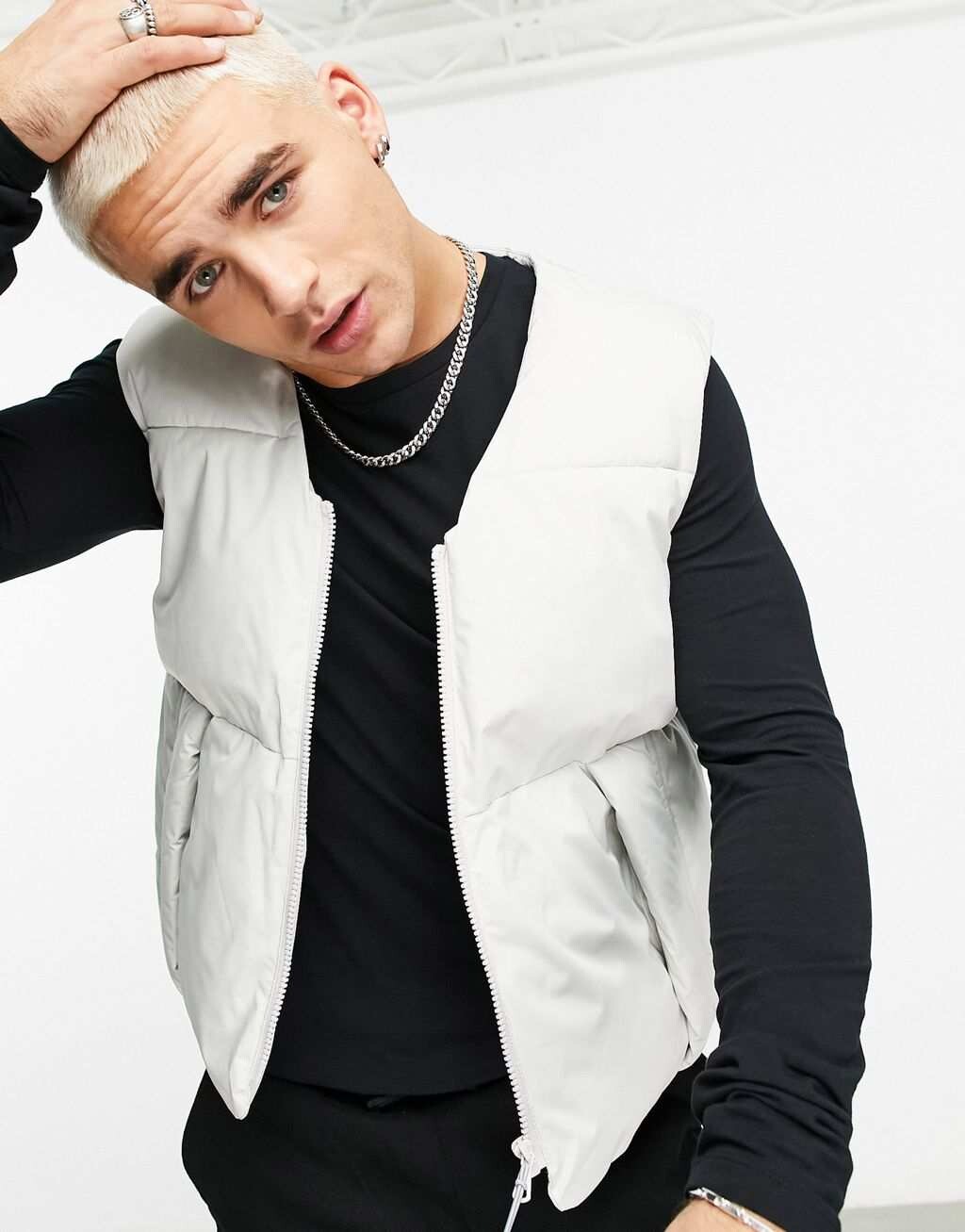 

Светло-серый укороченный жилет ASOS DESIGN