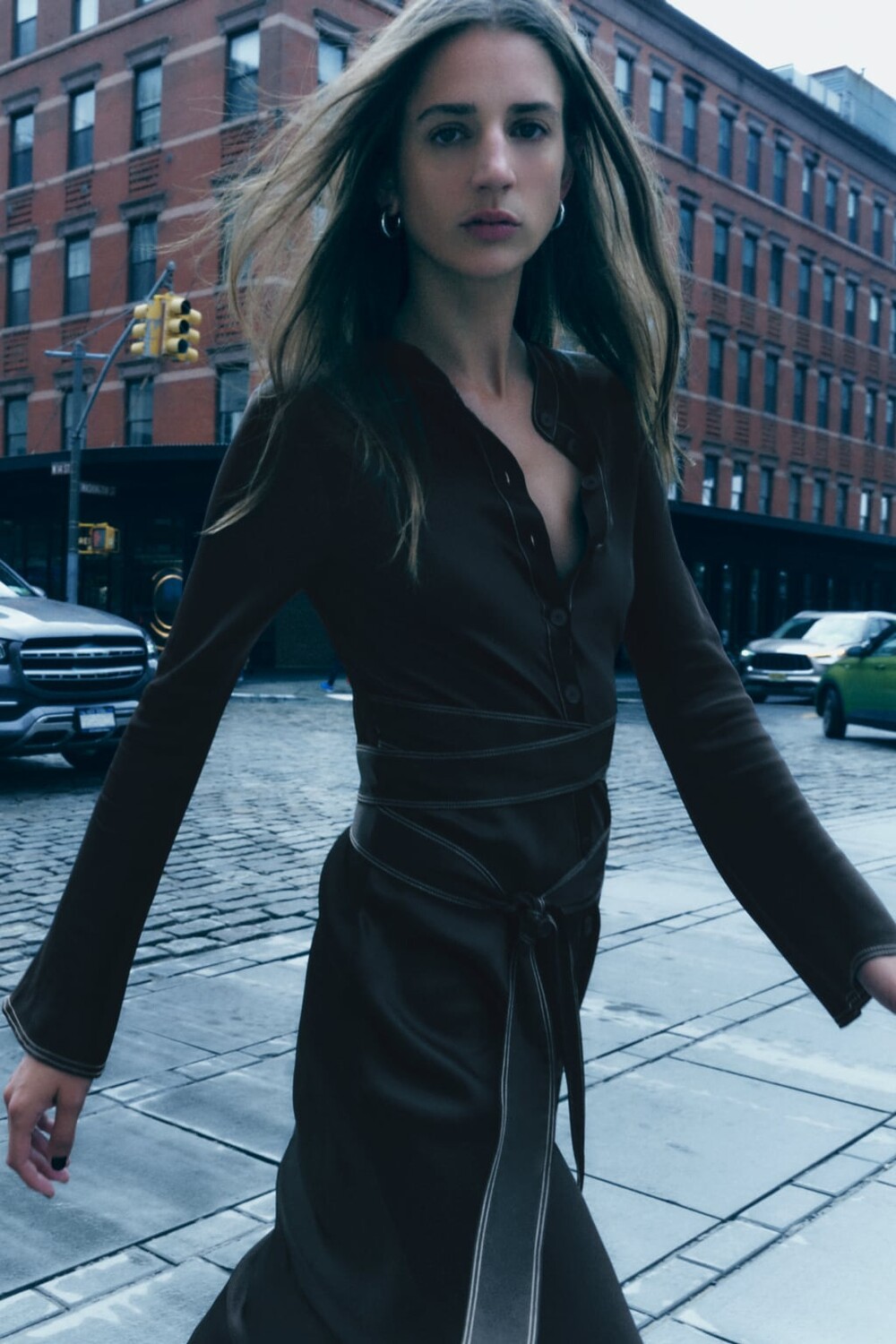 

Атласное платье с контрастной отстрочкой ZARA, черный