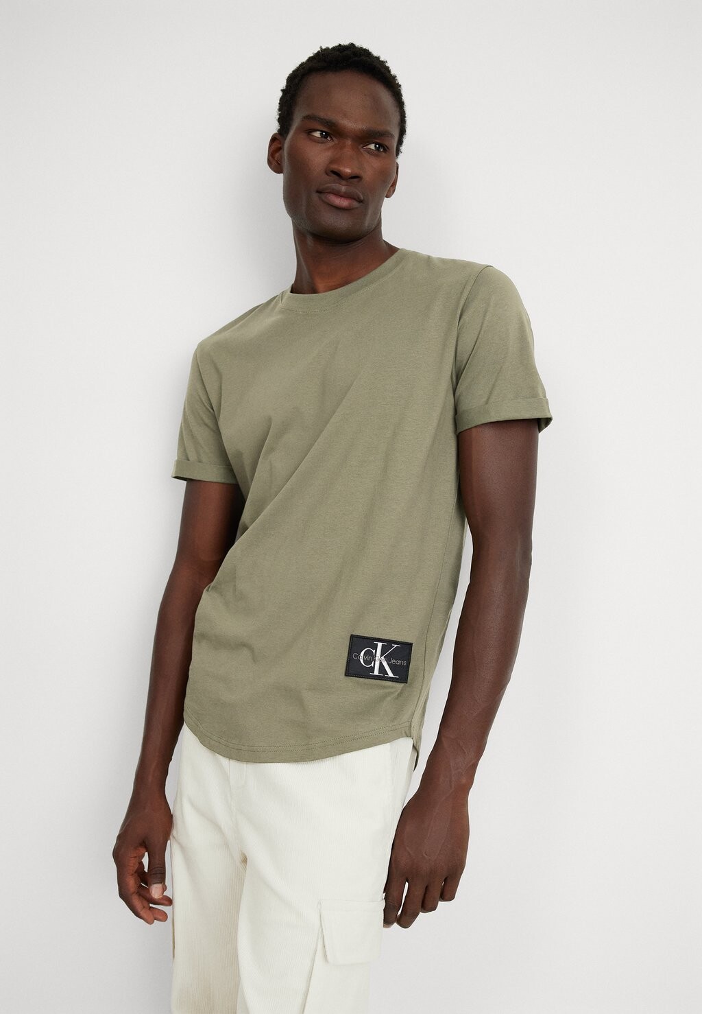 

Базовая футболка Badge Turn Up Sleeve Calvin Klein Jeans, цвет dusty olive
