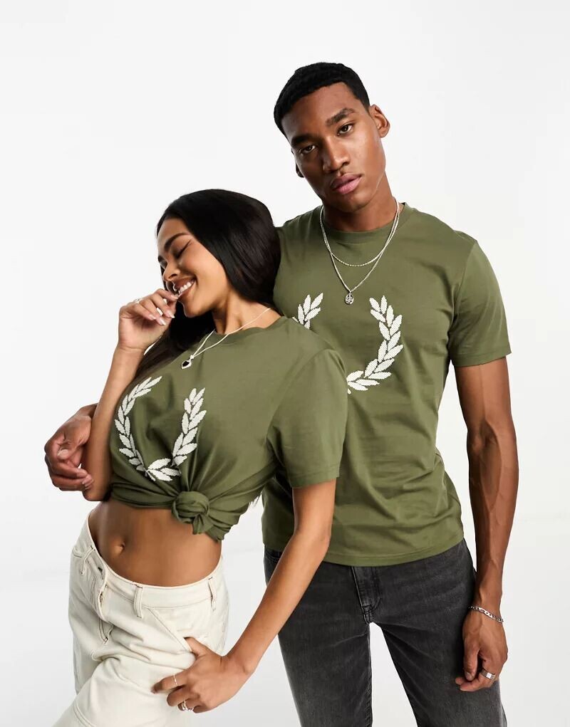 

Футболка цвета хаки унисекс с вышитым крестиком венком Fred Perry