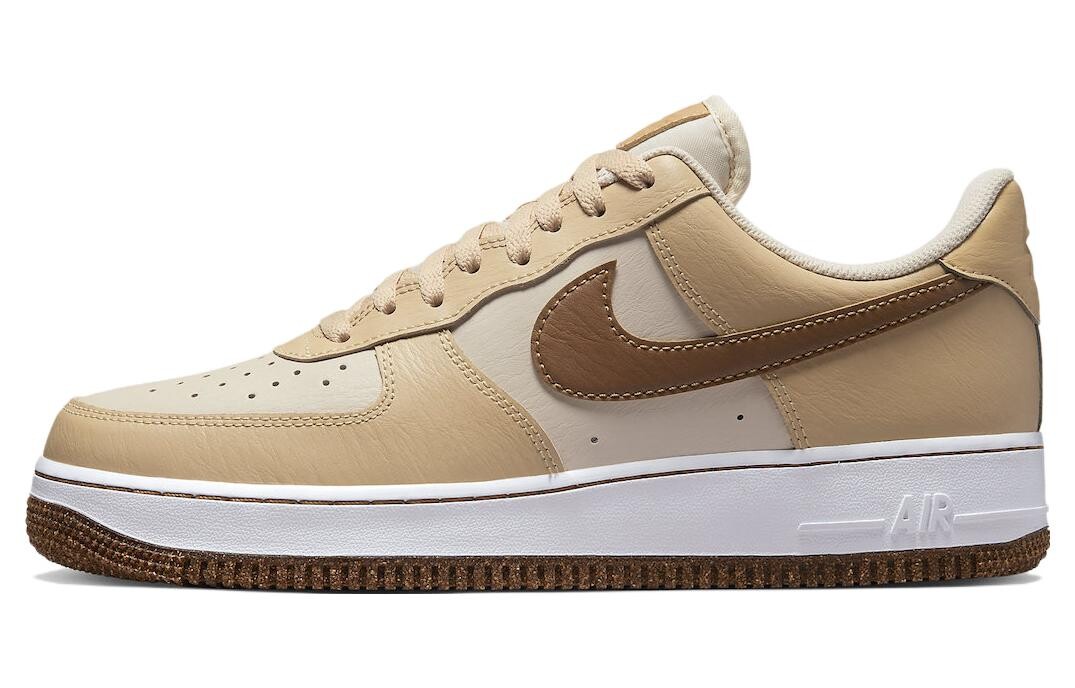 

Кроссовки Nike Air Force 1 Low '07 LV8 с эмблемой
