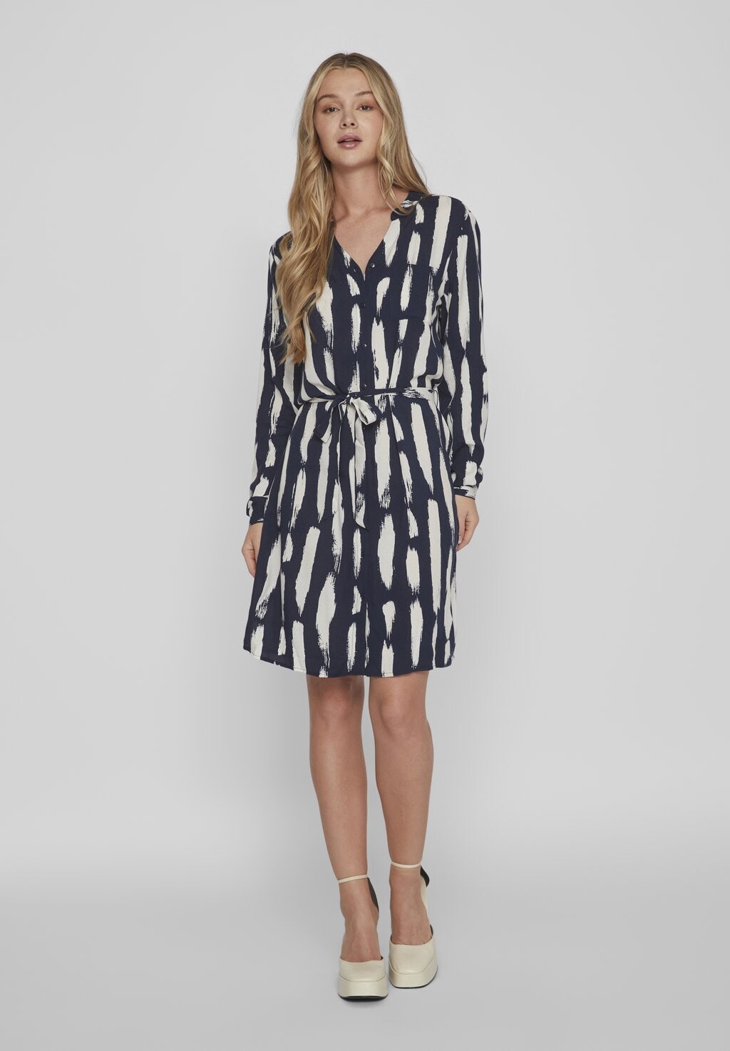 

Классическая рубашка VILA TAILLENGÜRTEL, цвет navy blazer