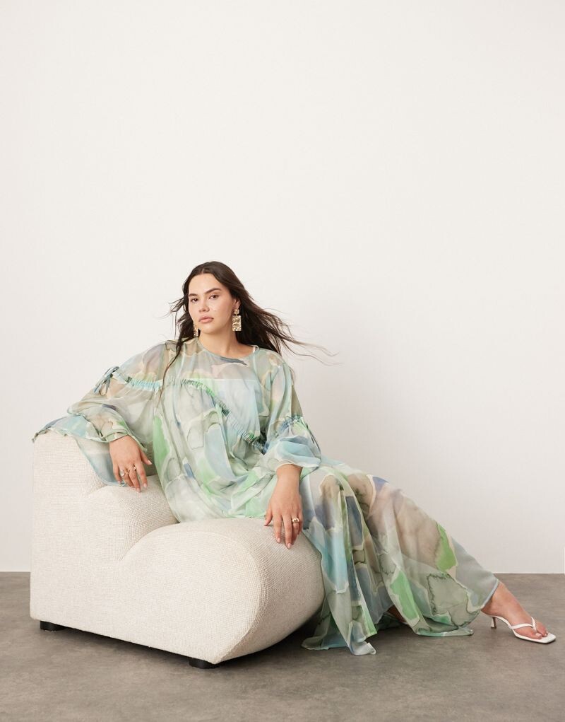 

Платье макси с длинными рукавами, акварельным принтом и рюшами ASOS Curve из синего шифона