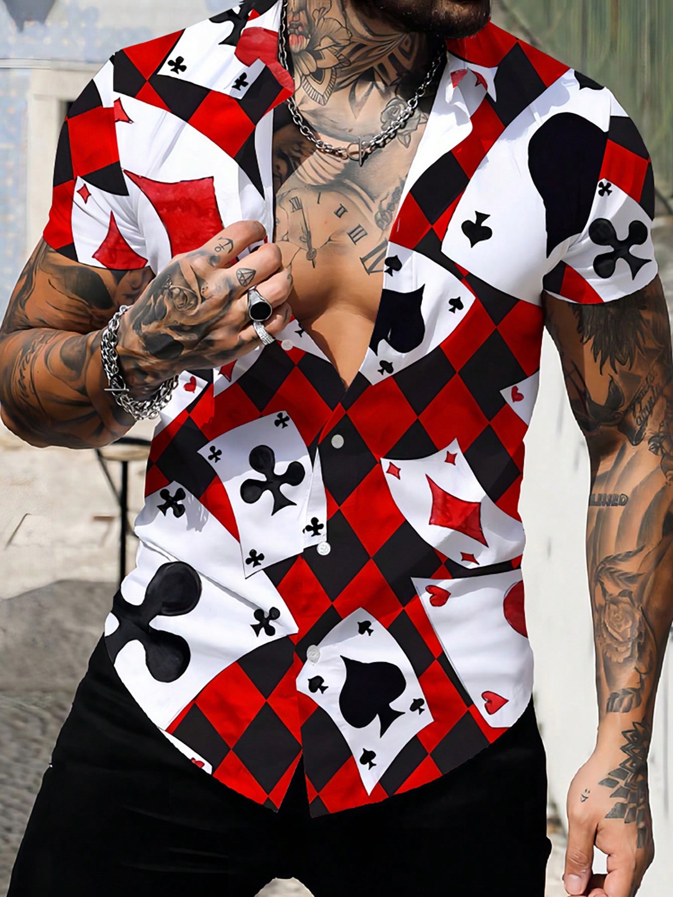 Мужская рубашка с коротким рукавом в цветных блоках и принтом покерных карт, красный набор для покера фабрика покера в чёрном кейсе 100 фишек с номиналом
