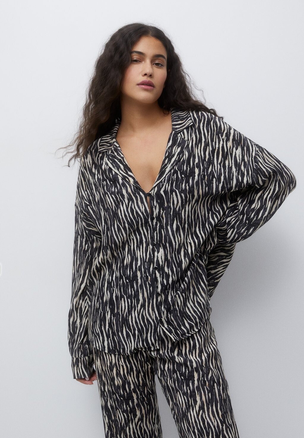 

Блузка-рубашка FLOWING ANIMAL PRINT PULL&BEAR, цвет black