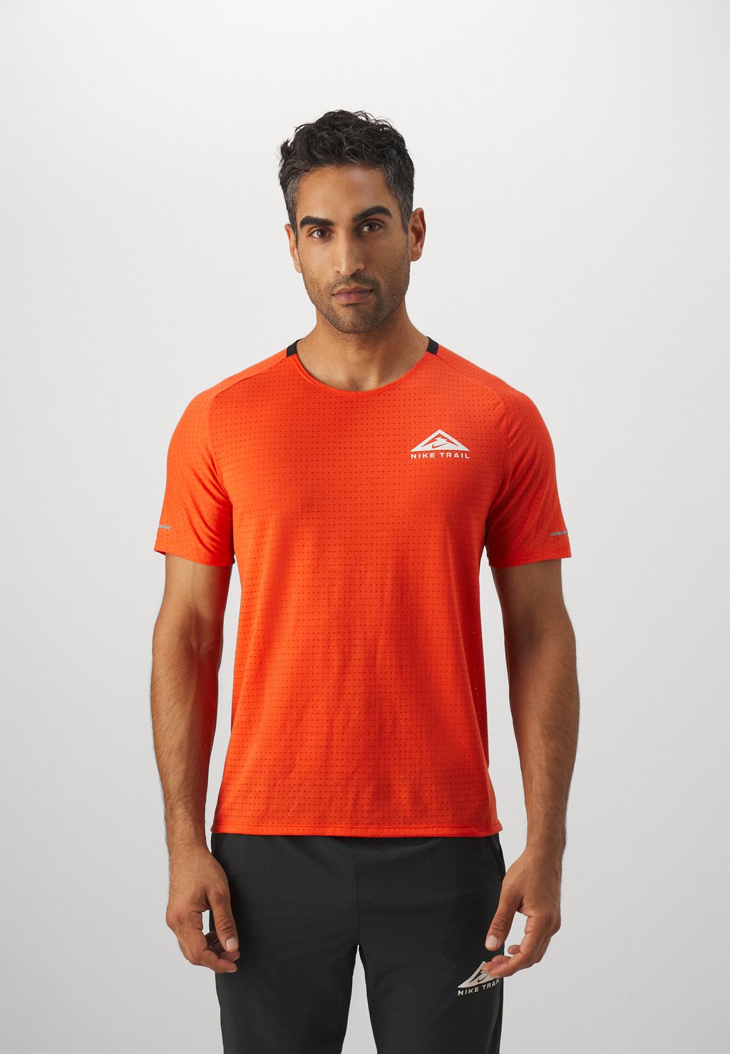 Спортивная футболка Solar Chase Nike, цвет cosmic clay/summit white