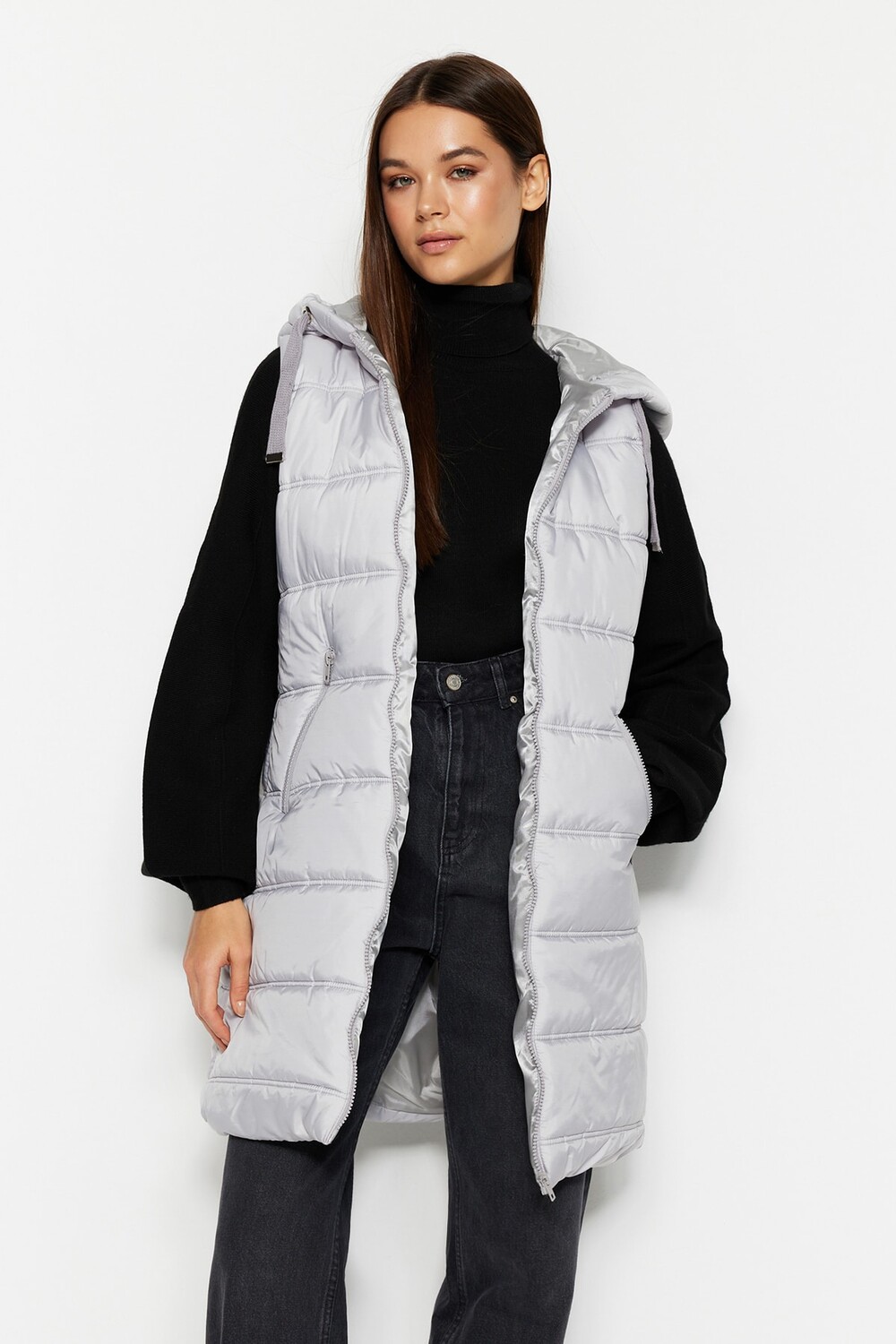

Серый пуховик с карманами и капюшоном Trendyol Modest