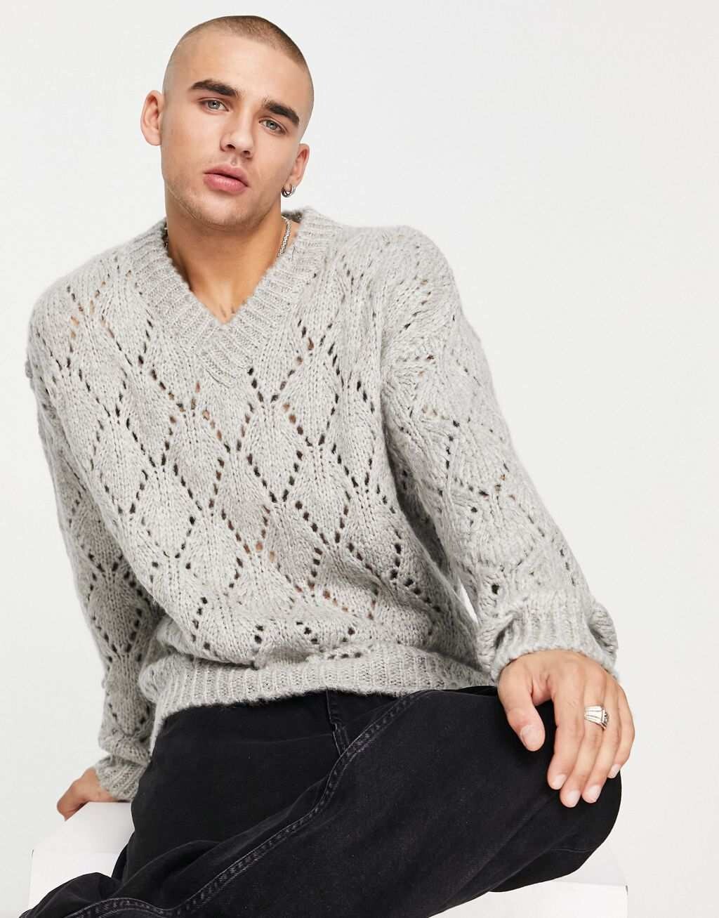 

Серый вязаный джемпер с v-образным вырезом ASOS DESIGN