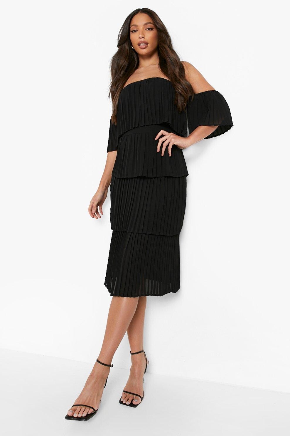 

Высокое плиссированное платье с открытыми плечами Boohoo, черный
